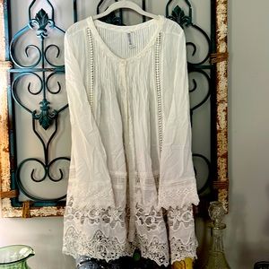 Gorgeous flowy tunic length top.